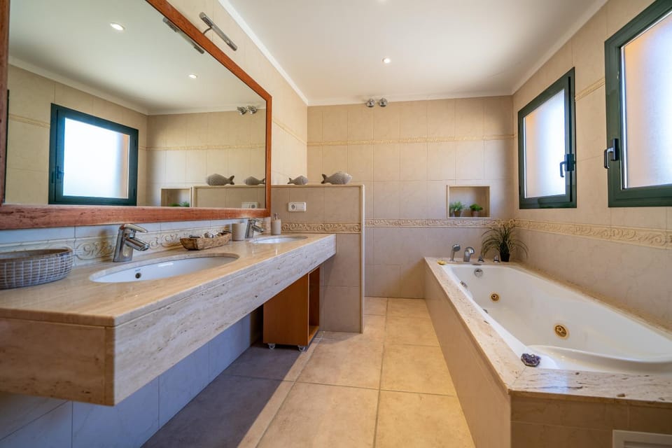 Bathroom, Bath, towels