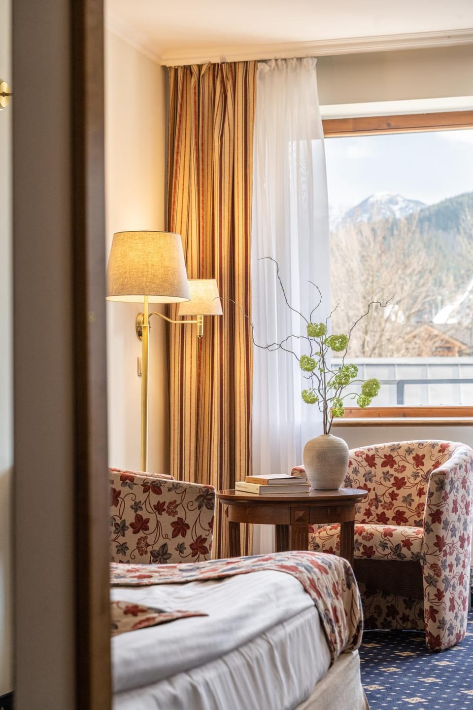Bed, Natural landscape, Living room, Photo of the whole room, Seating area, Bedroom, Mountain view