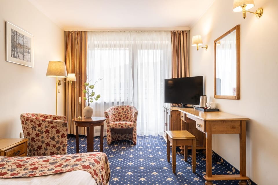 Bed, TV and multimedia, Living room, Photo of the whole room, Seating area, Bedroom