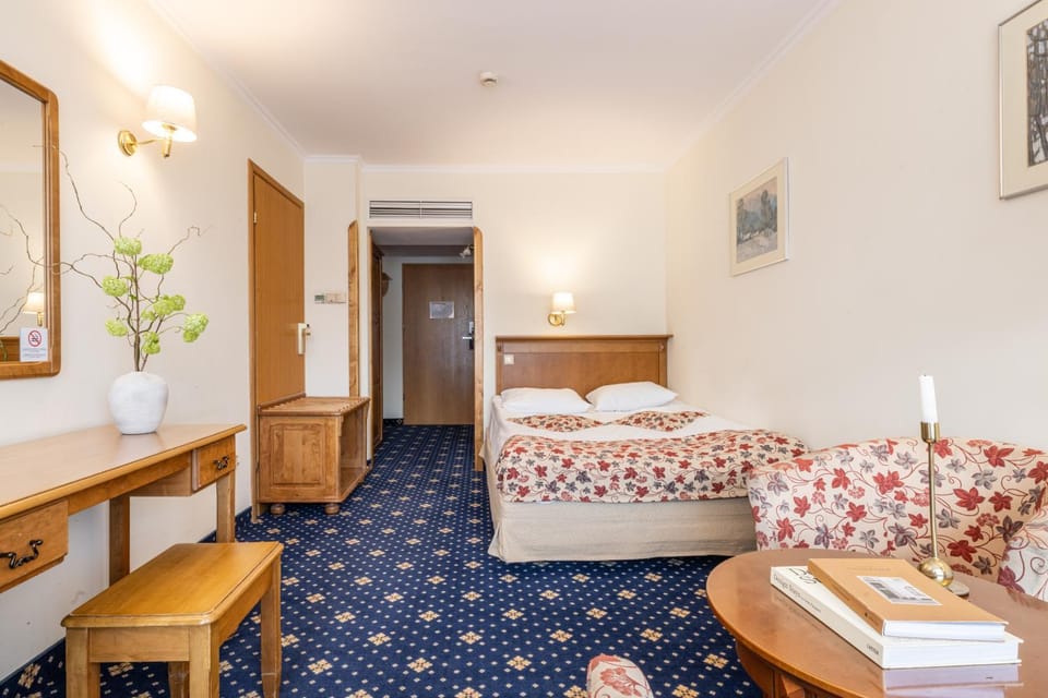 Bed, Photo of the whole room, Seating area, Bedroom, wardrobe