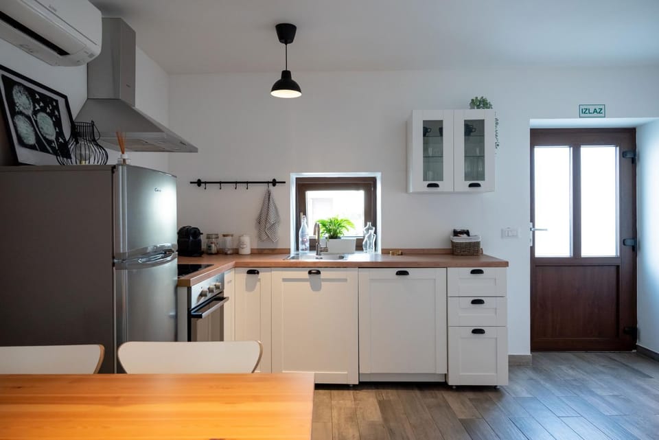 Kitchen or kitchenette, Dining area, kitchen