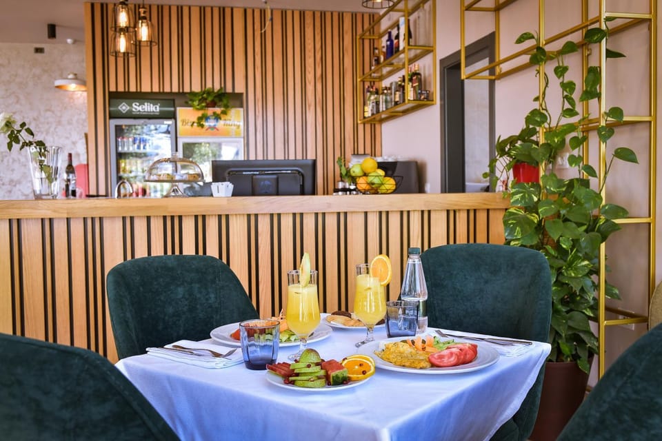 Lounge or bar, Breakfast