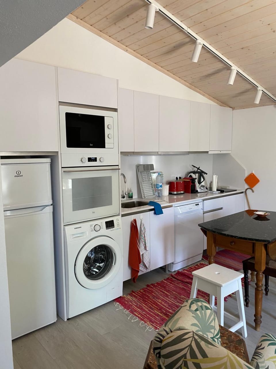 Coffee/tea facilities, Kitchen or kitchenette, Dining area, dishwasher, microwave, oven, stove, toaster, washing machine