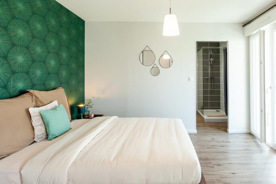 Bed, Photo of the whole room, Bedroom