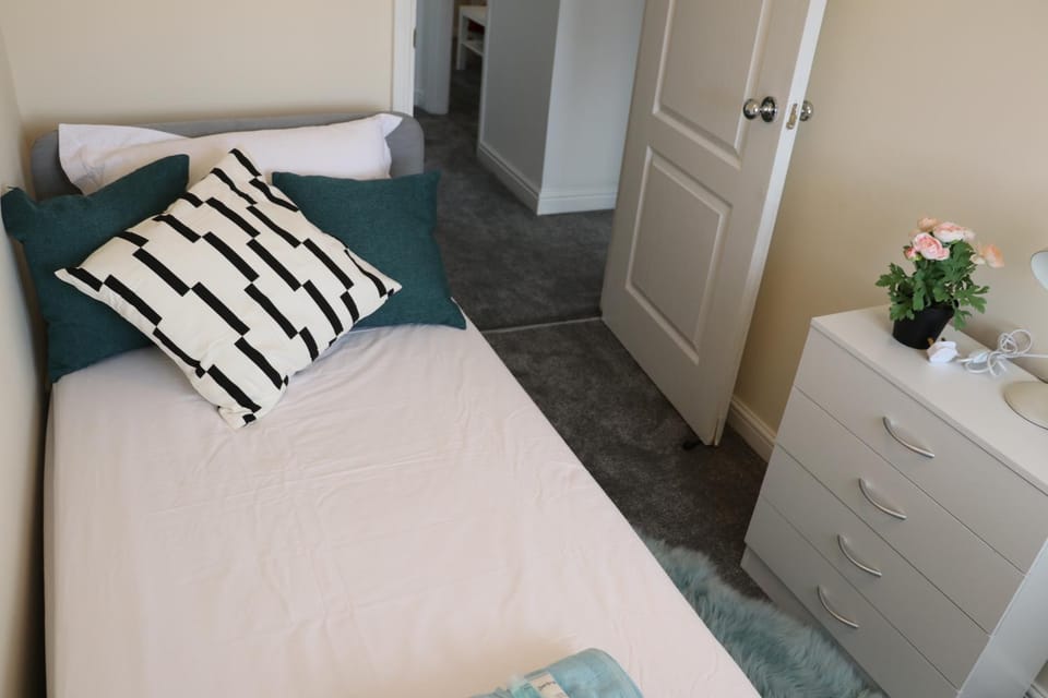 Cosy & Spacious 5 bedroom Luxurious Home House in Dartford