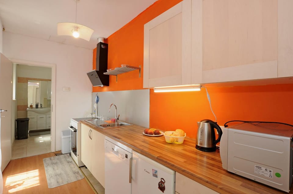 Coffee/tea facilities, Kitchen or kitchenette, Garden view, dishwasher, minibar, oven, stove, kitchen