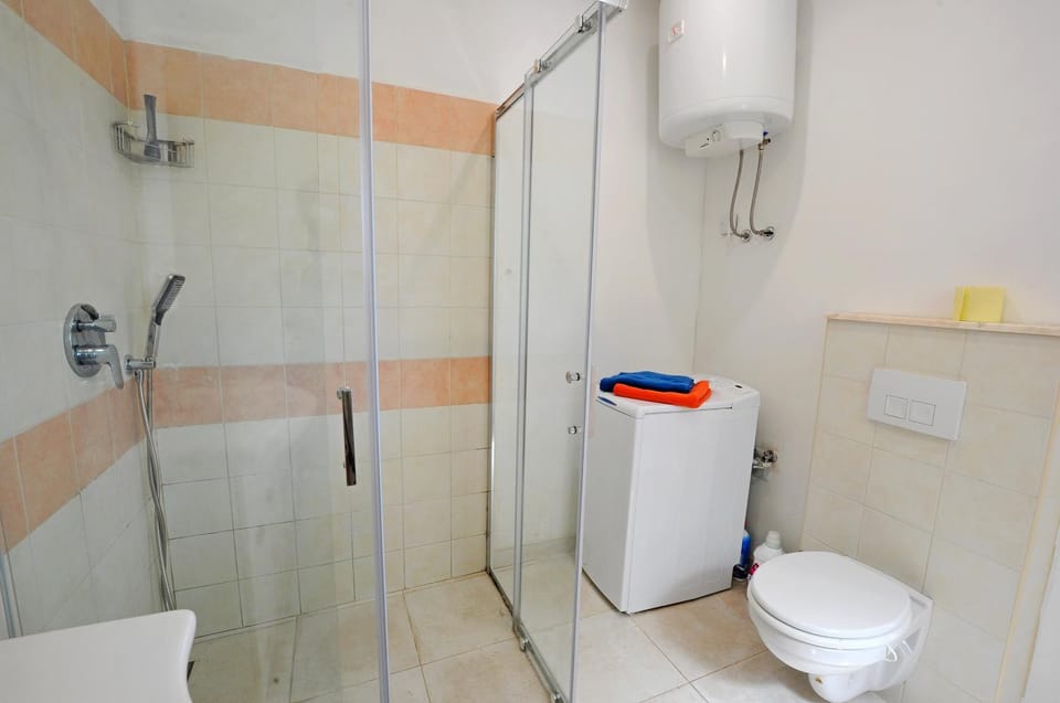 Shower, Toilet, Bathroom, towels