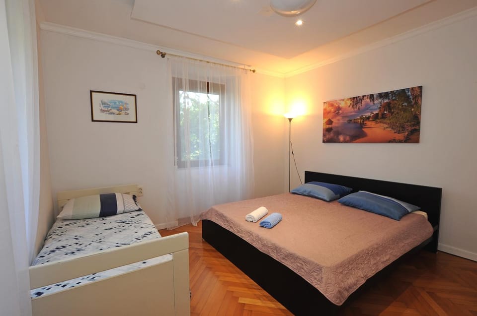 Bed, Bedroom, Garden view, Sea view