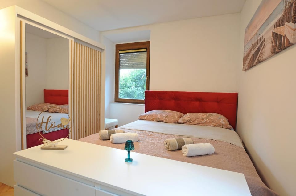 Bed, Bedroom, Garden view, Sea view, towels