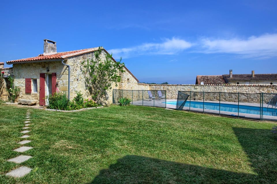 Chambres d'hôtes Noailles Bed and Breakfast in Occitanie