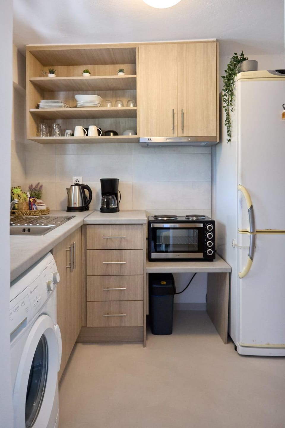 Kitchen or kitchenette, washing machine