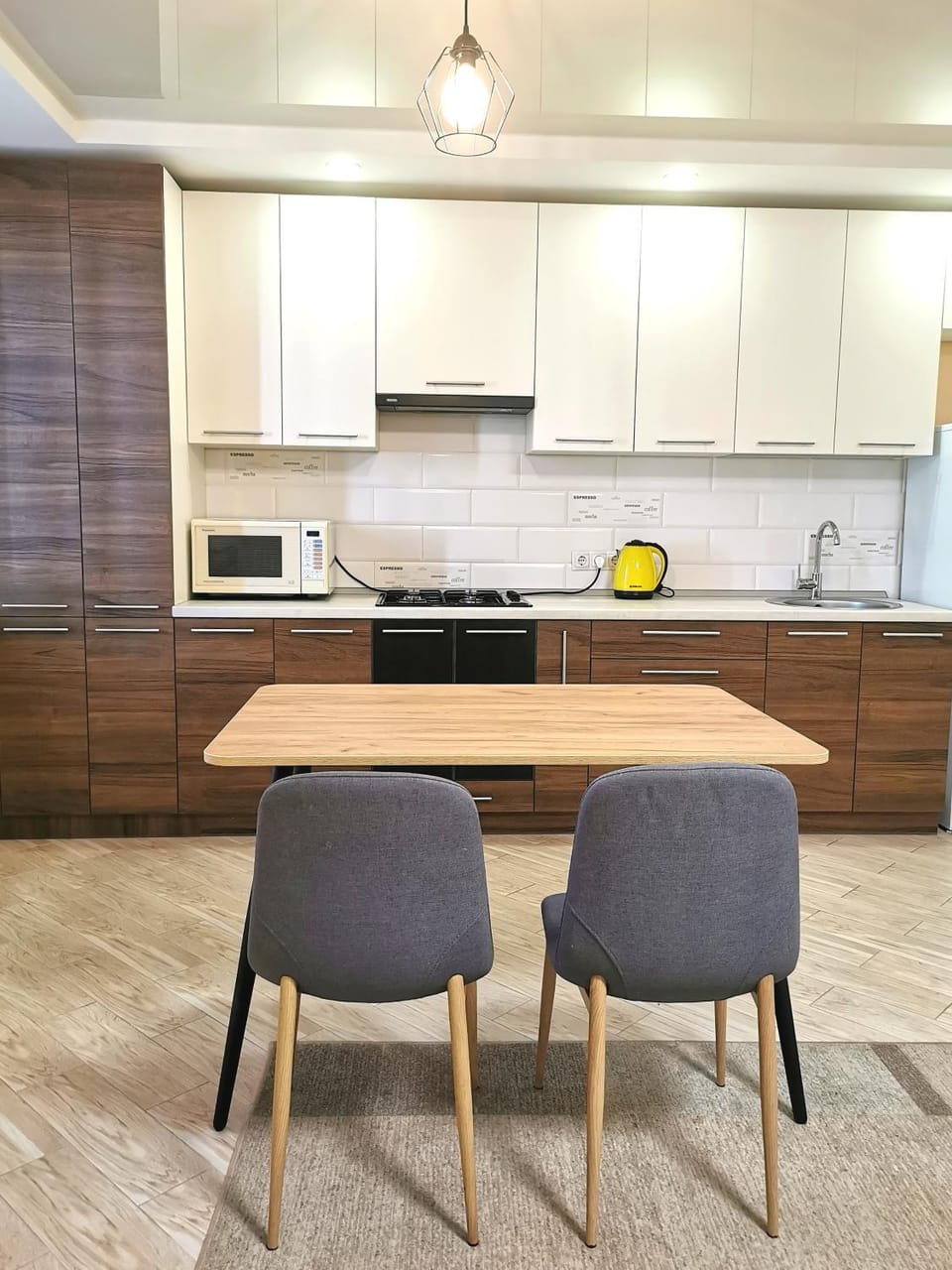 Kitchen or kitchenette, Dining area
