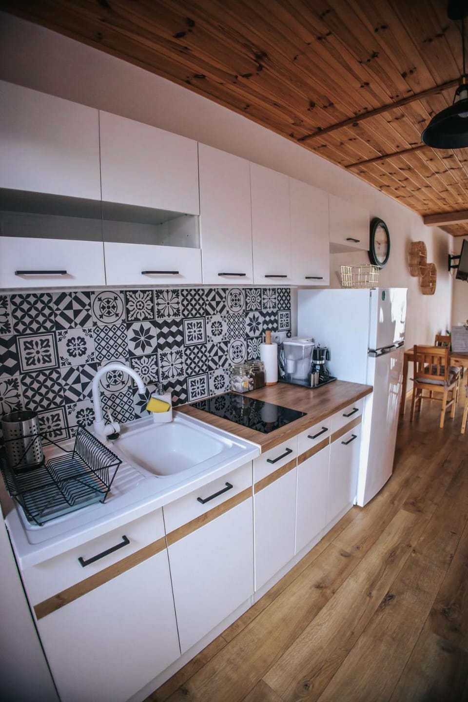 Coffee/tea facilities, Kitchen or kitchenette, stove