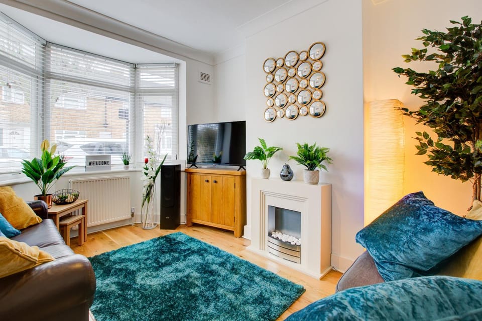 Communal lounge/ TV room, TV and multimedia, Living room, Seating area, Evening entertainment