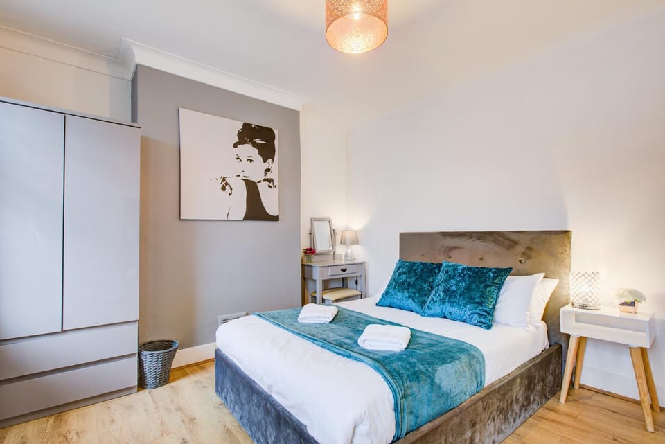 Bed, Bedroom, towels