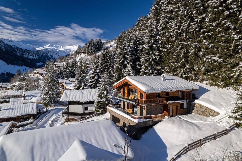 Property building, Day, Natural landscape, Winter, Mountain view