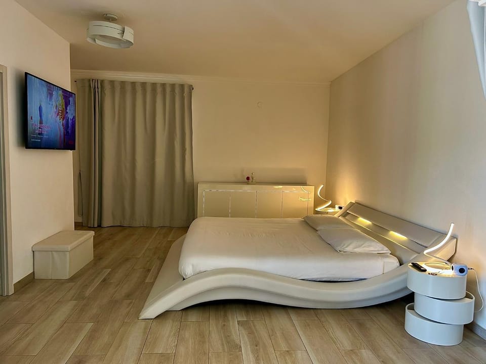 Photo of the whole room, Bedroom