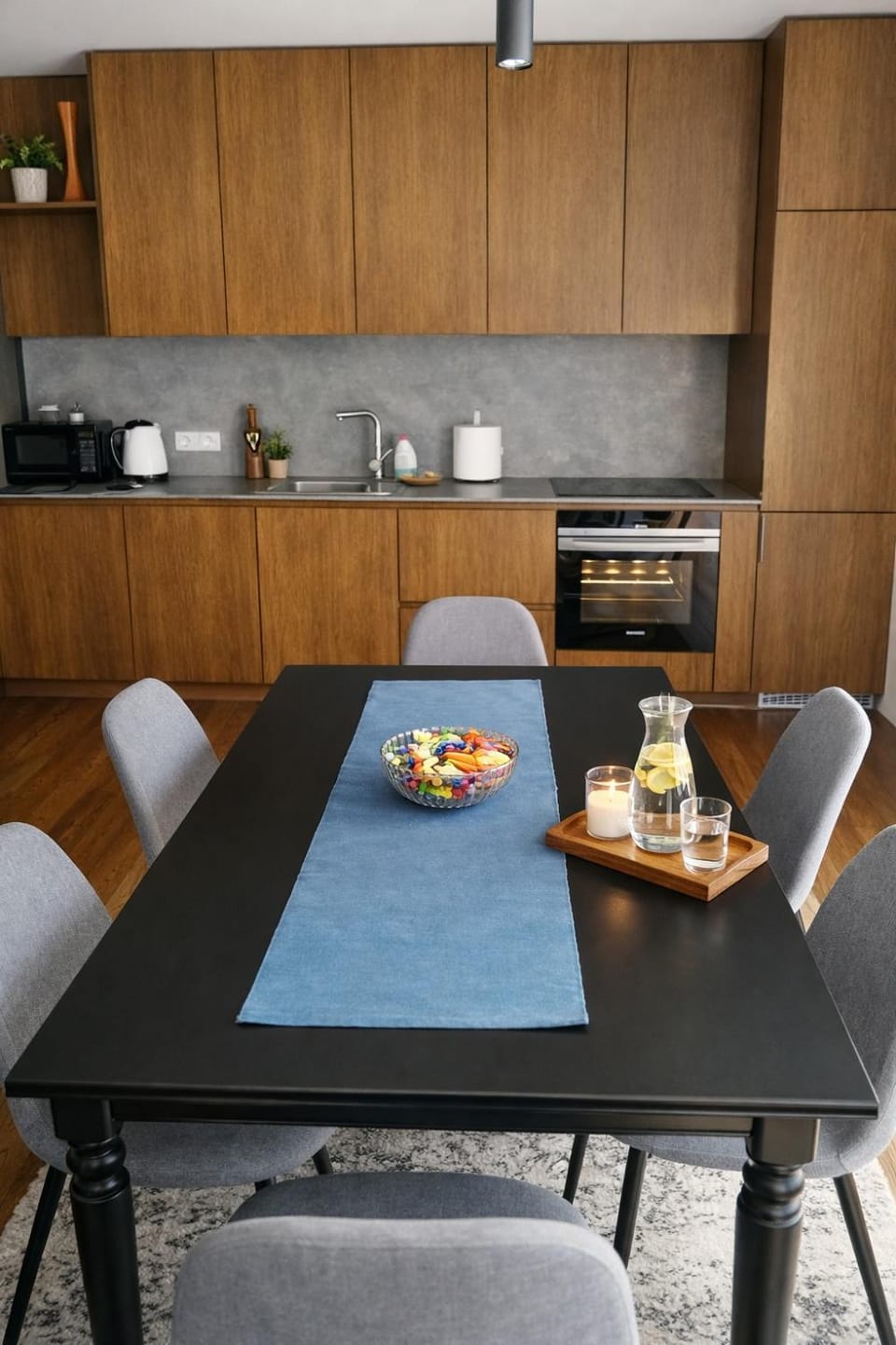 Kitchen or kitchenette, Dining area