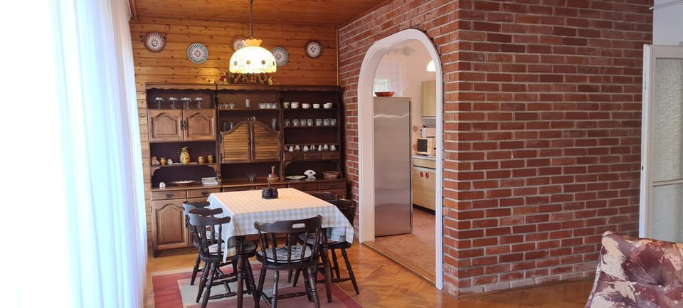 Restaurant/places to eat, Kitchen or kitchenette