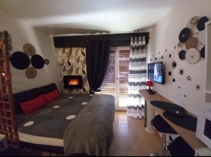 Bed, TV and multimedia, Photo of the whole room, Seating area, flat iron