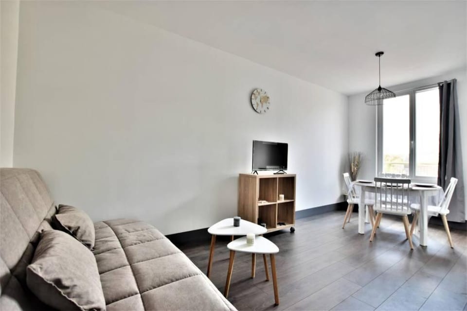 Communal lounge/ TV room, TV and multimedia, Living room, Seating area, Dining area