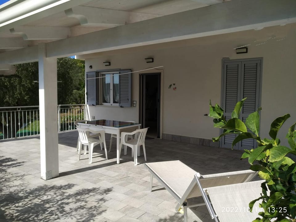Property building, Patio, Day, View (from property/room), Balcony/Terrace, Dining area