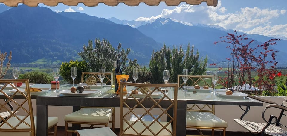 Restaurant/places to eat, Balcony/Terrace, Dining area, Landmark view