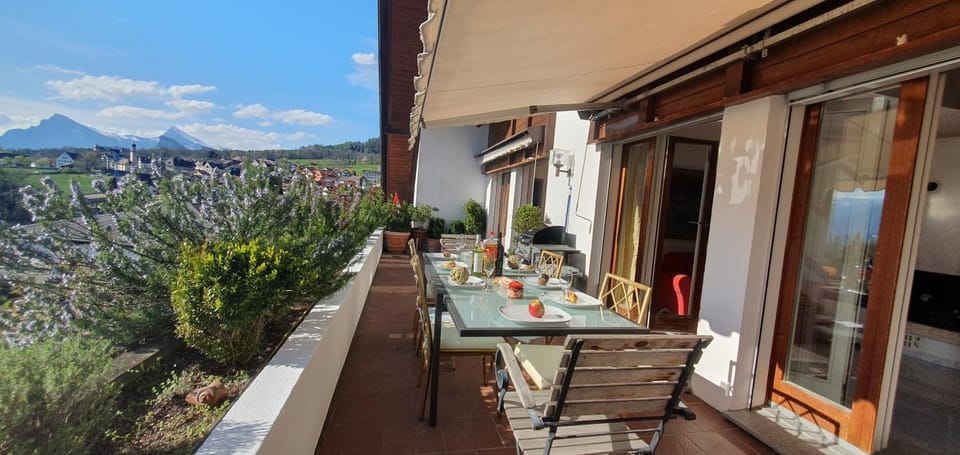 View (from property/room), Balcony/Terrace, Dining area, Landmark view