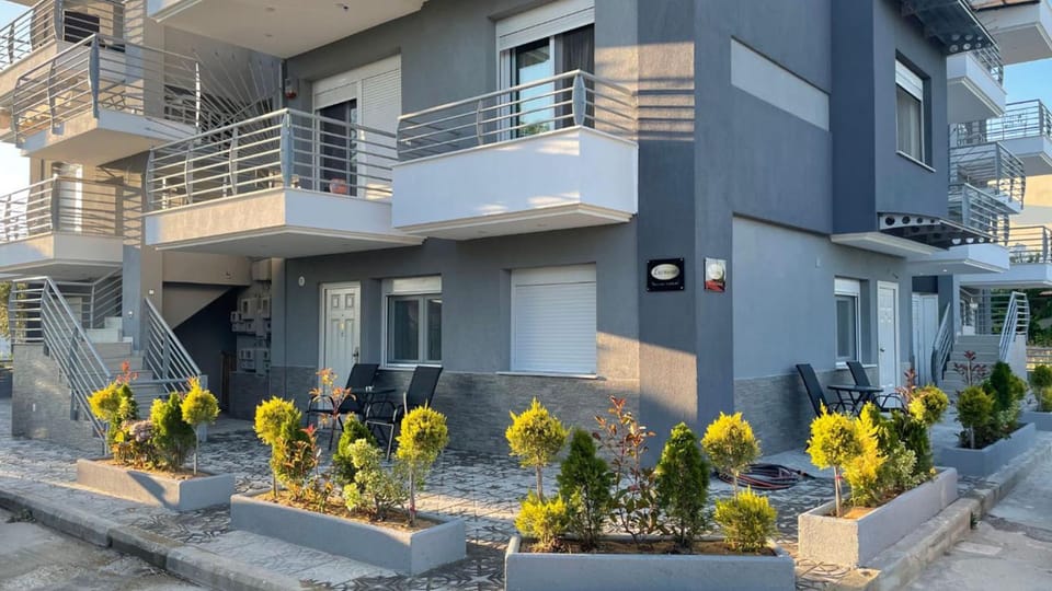 Property building, Patio, Facade/entrance, Balcony/Terrace