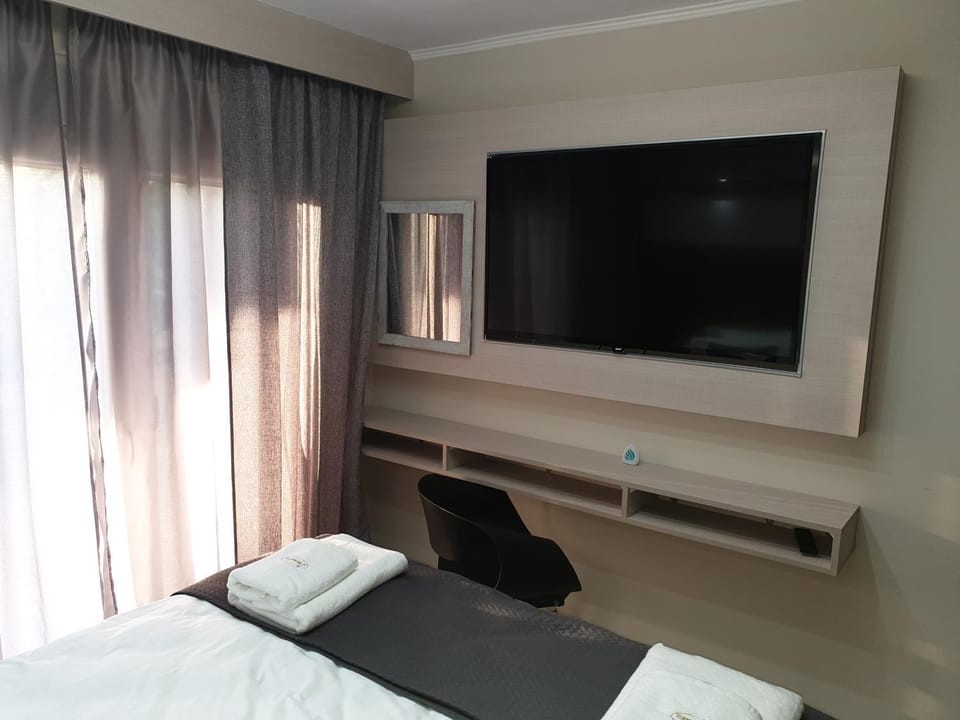 Bed, TV and multimedia, Bedroom