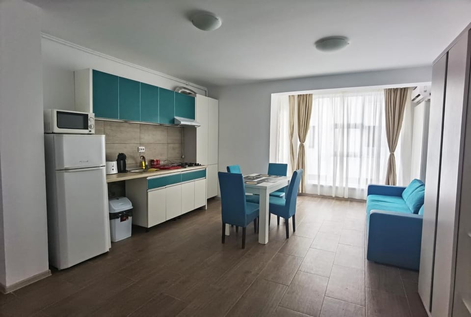 Coffee/tea facilities, Kitchen or kitchenette, Living room, Seating area, Dining area, stove, toaster