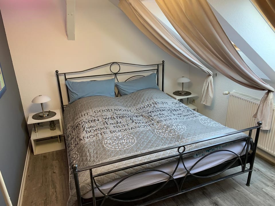 Bed, Living room, Photo of the whole room, Bedroom