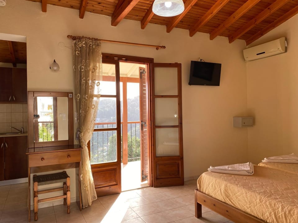 Bed, TV and multimedia, Photo of the whole room, Bedroom, air conditioner