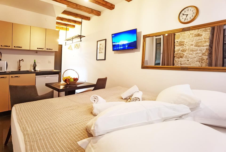 Kitchen or kitchenette, Dining area, Bedroom