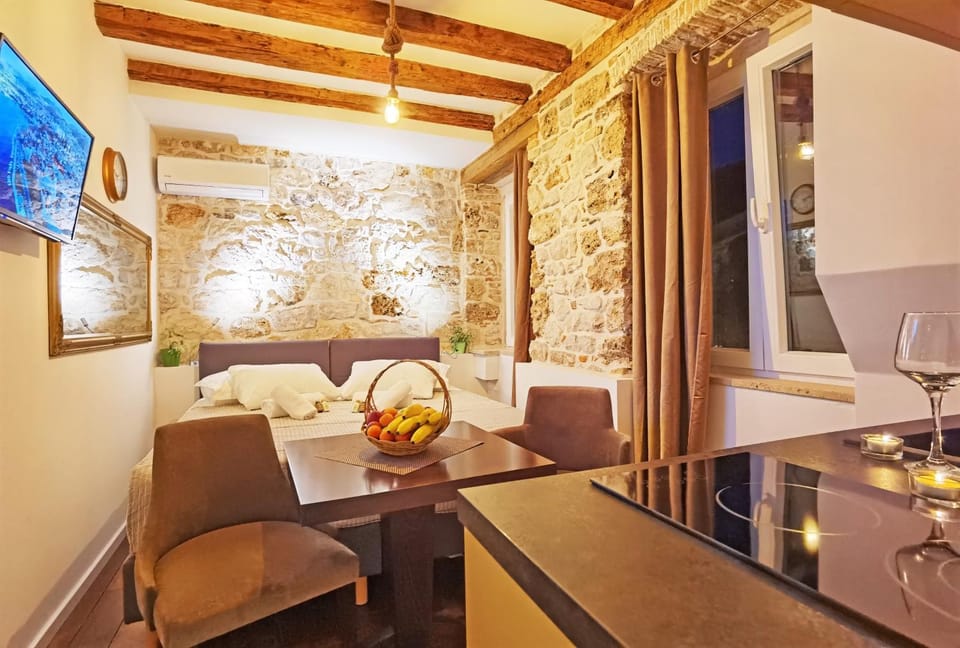 Kitchen or kitchenette, Dining area, Bedroom