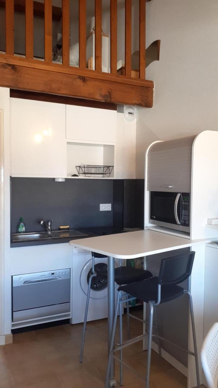 Appartement terrasse vue mer, plage gorguette à 1 minute à pied, wifi,clim parking collectif Apartment in Sanary-sur-Mer