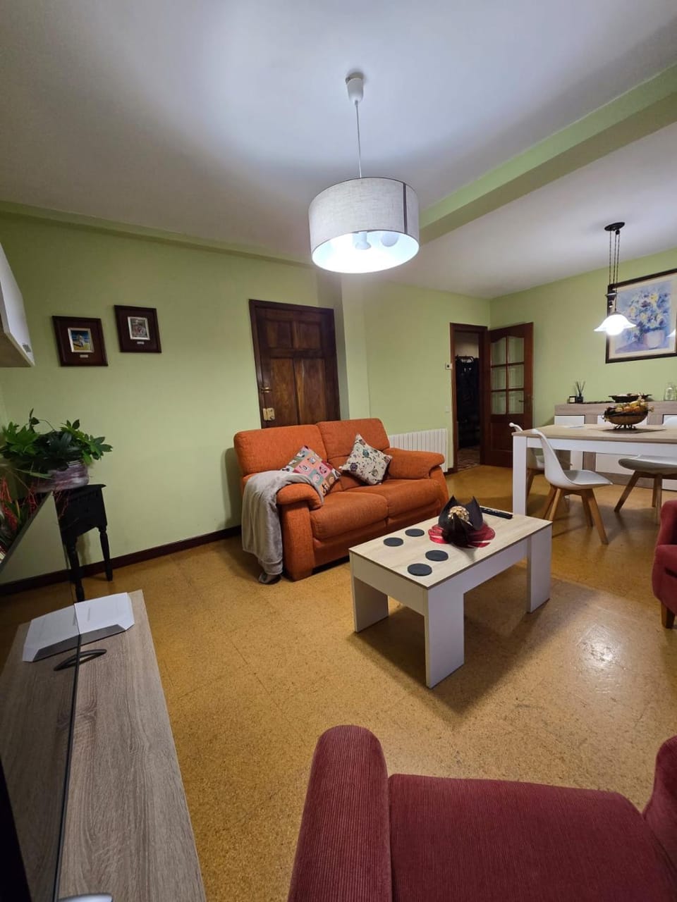 TV and multimedia, Living room, Seating area, Dining area