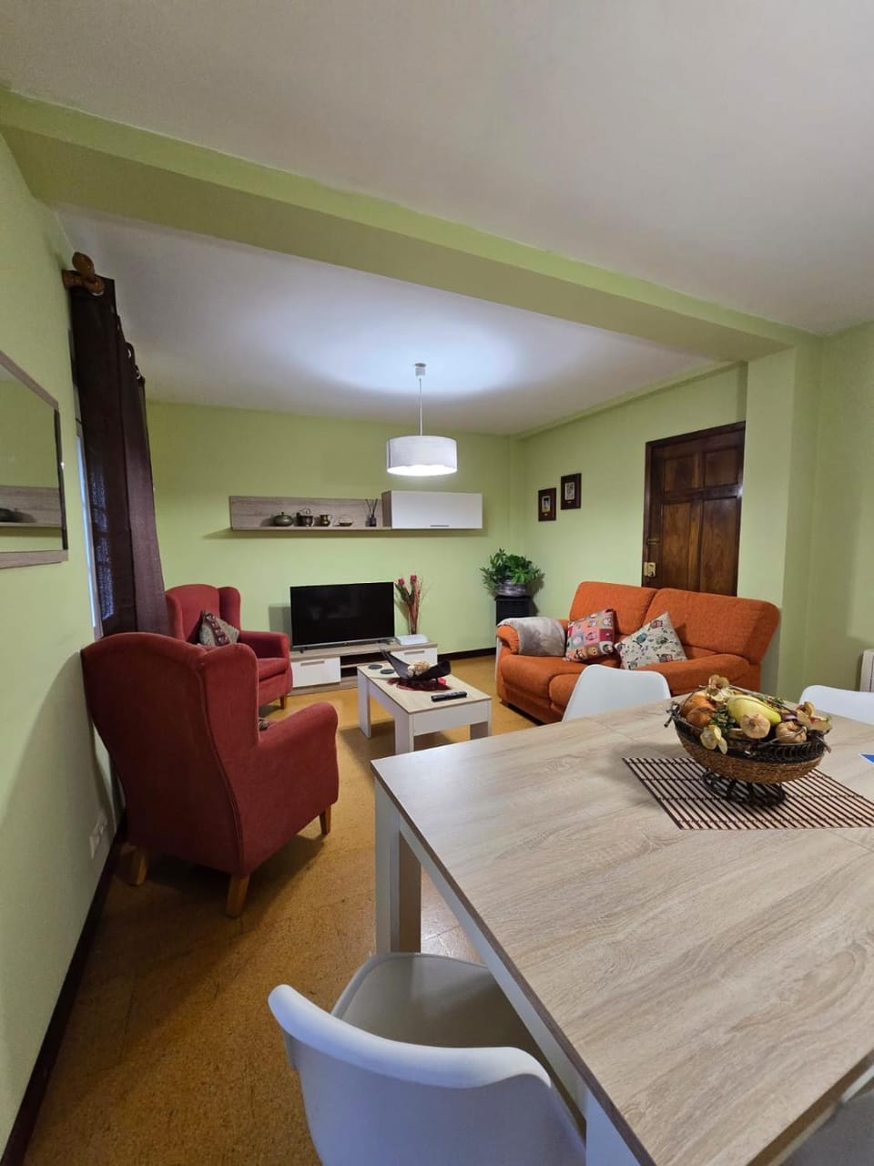 TV and multimedia, Living room, Seating area, Dining area