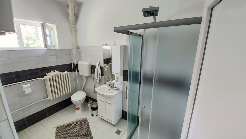 Shower, Toilet