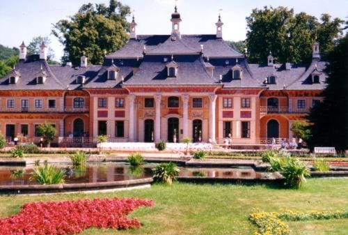 Nearby landmark, Day, Garden