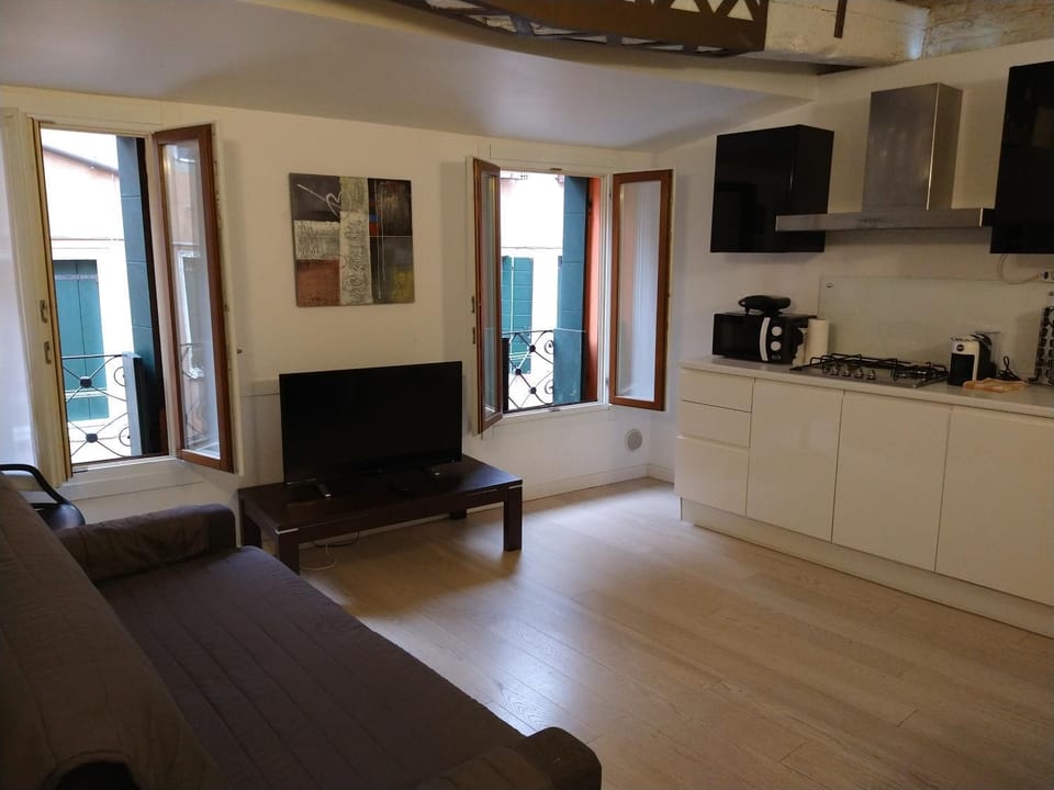 Kitchen or kitchenette, Living room