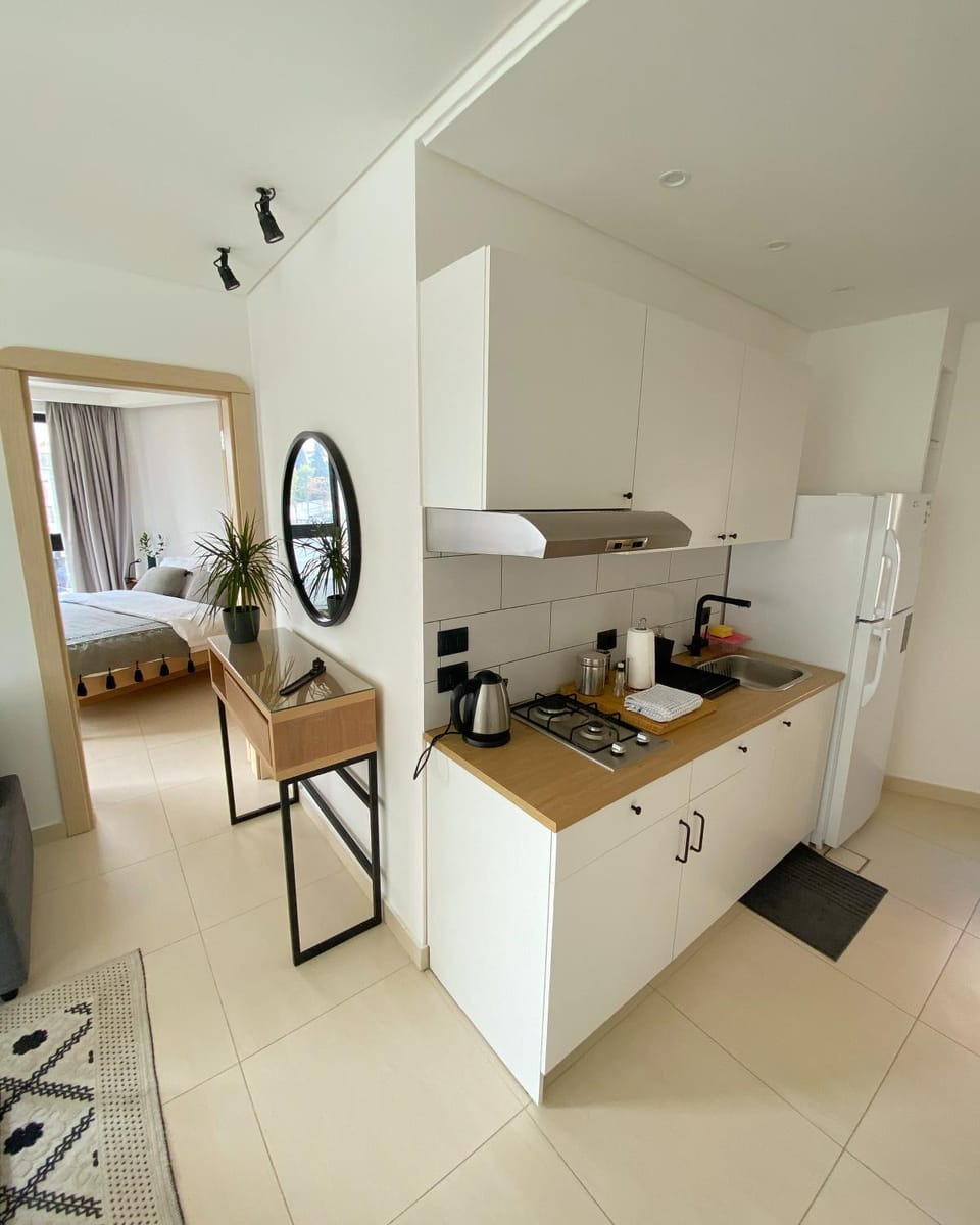 Coffee/tea facilities, Kitchen or kitchenette, stove
