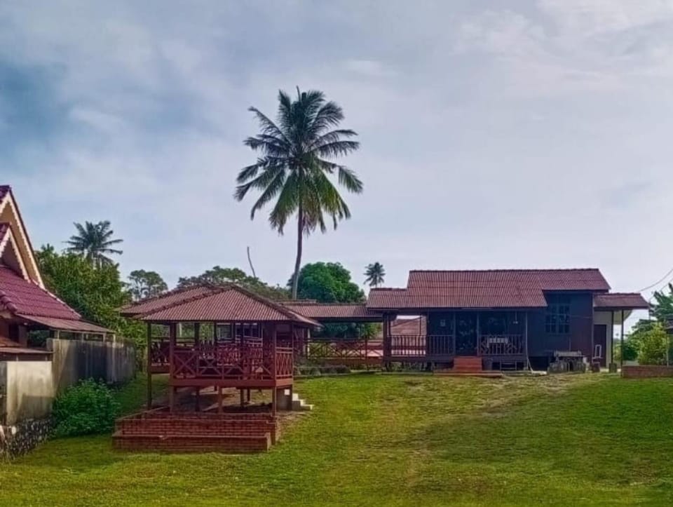 Property building, Day, Natural landscape, Garden, Garden view