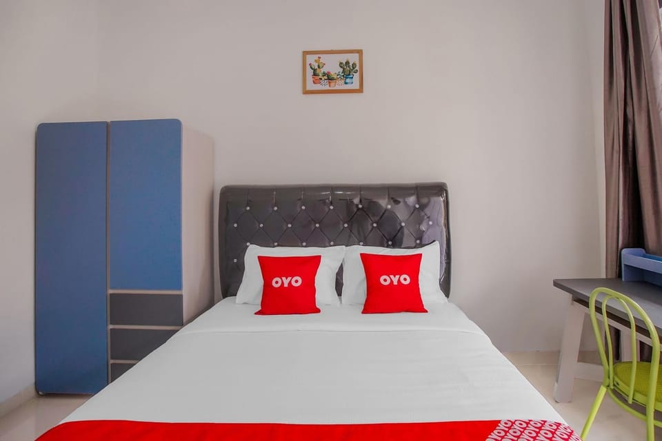 Photo of the whole room, Bedroom