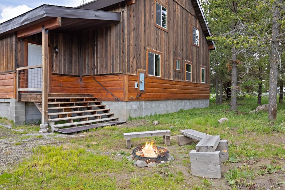 Set the Hook by KABINO Fire Pit Sleeper Sofa Loft 2 Living Rooms Grill WiFi House in Island Park
