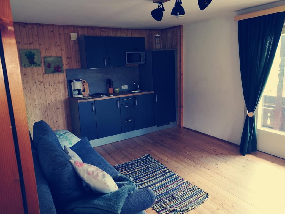 Kitchen or kitchenette, Seating area