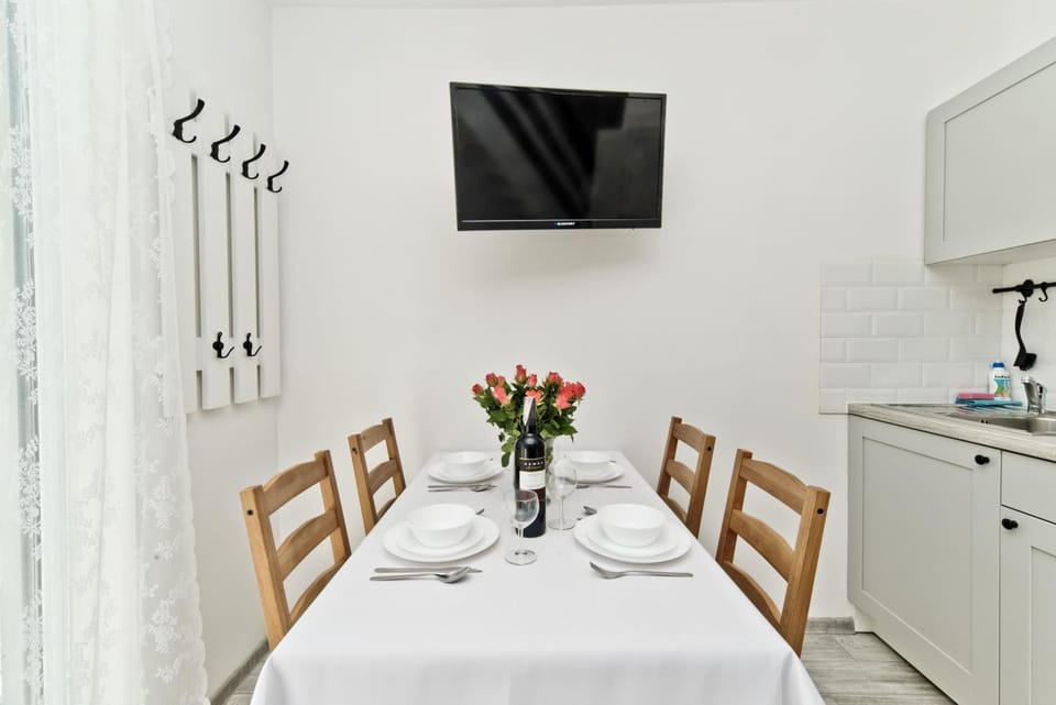 TV and multimedia, Kitchen or kitchenette, Dining area
