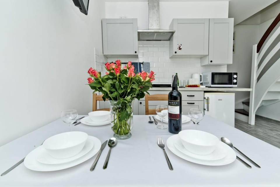 Kitchen or kitchenette, Dining area, microwave, stove