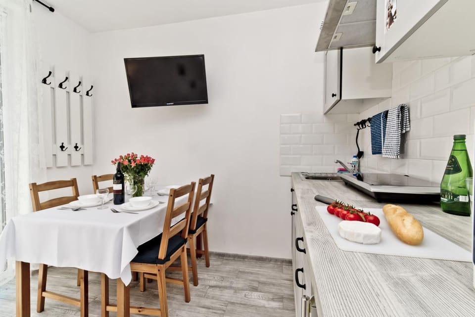 TV and multimedia, Kitchen or kitchenette, Dining area, stove