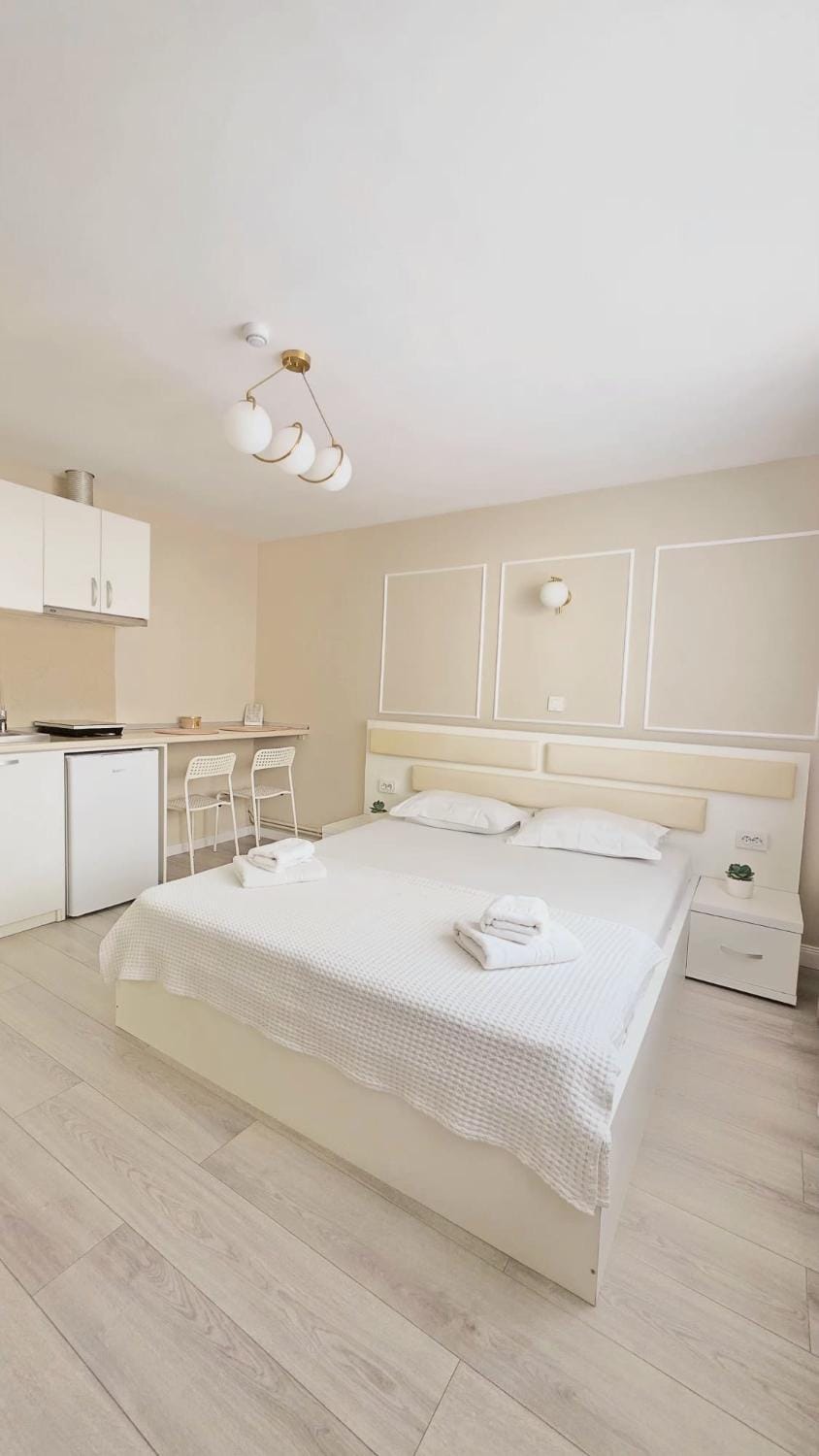 Bed, Kitchen or kitchenette, Bedroom